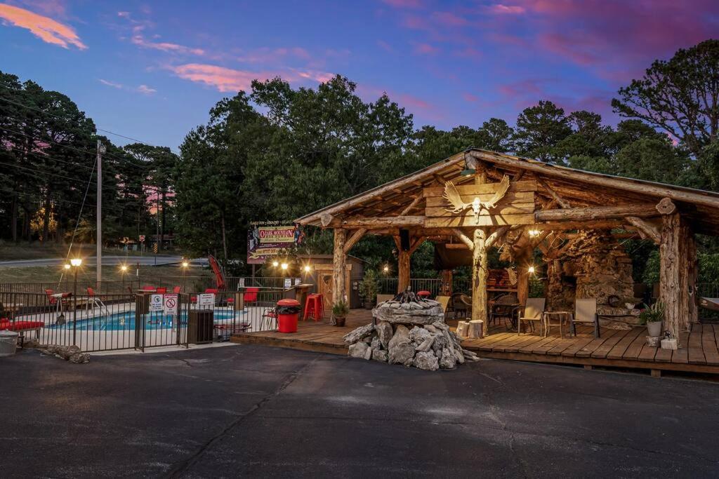 Stonegate Lodge King Bed Wifi 50In Roku Tv Salt Water Pool Room #102 Eureka Springs Exterior foto