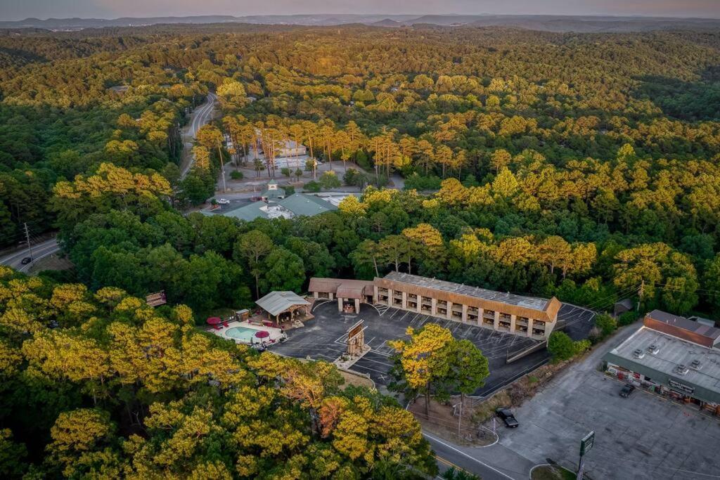 Stonegate Lodge King Bed Wifi 50In Roku Tv Salt Water Pool Room #102 Eureka Springs Exterior foto